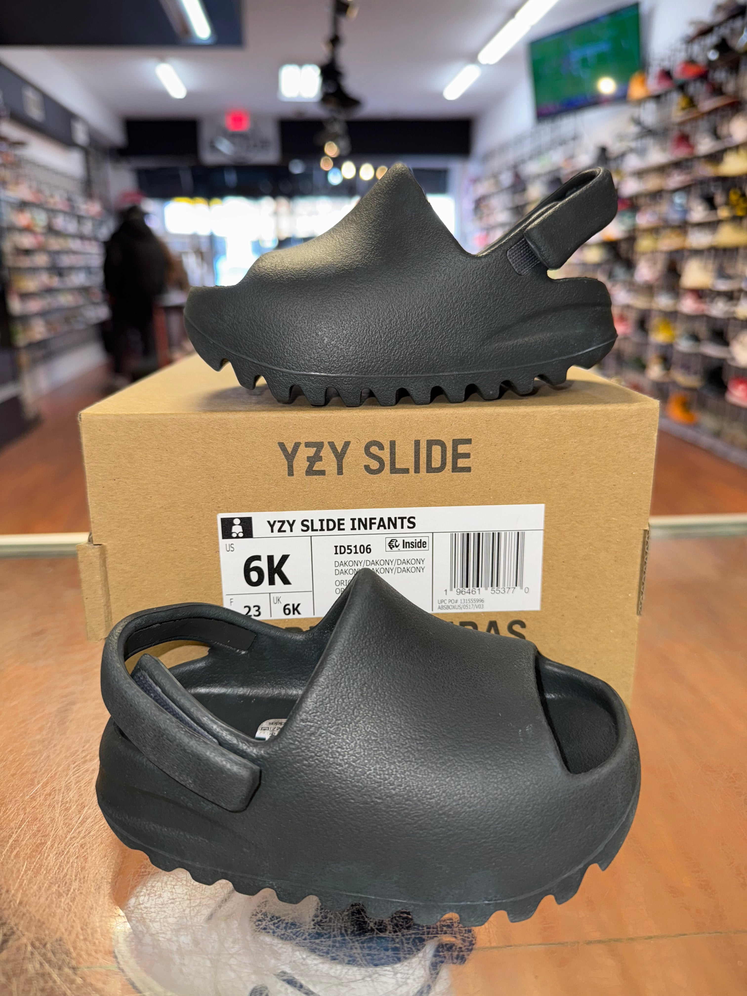 Size 6k Adidas Yeezy Slide “Dark Onyx” (TD)