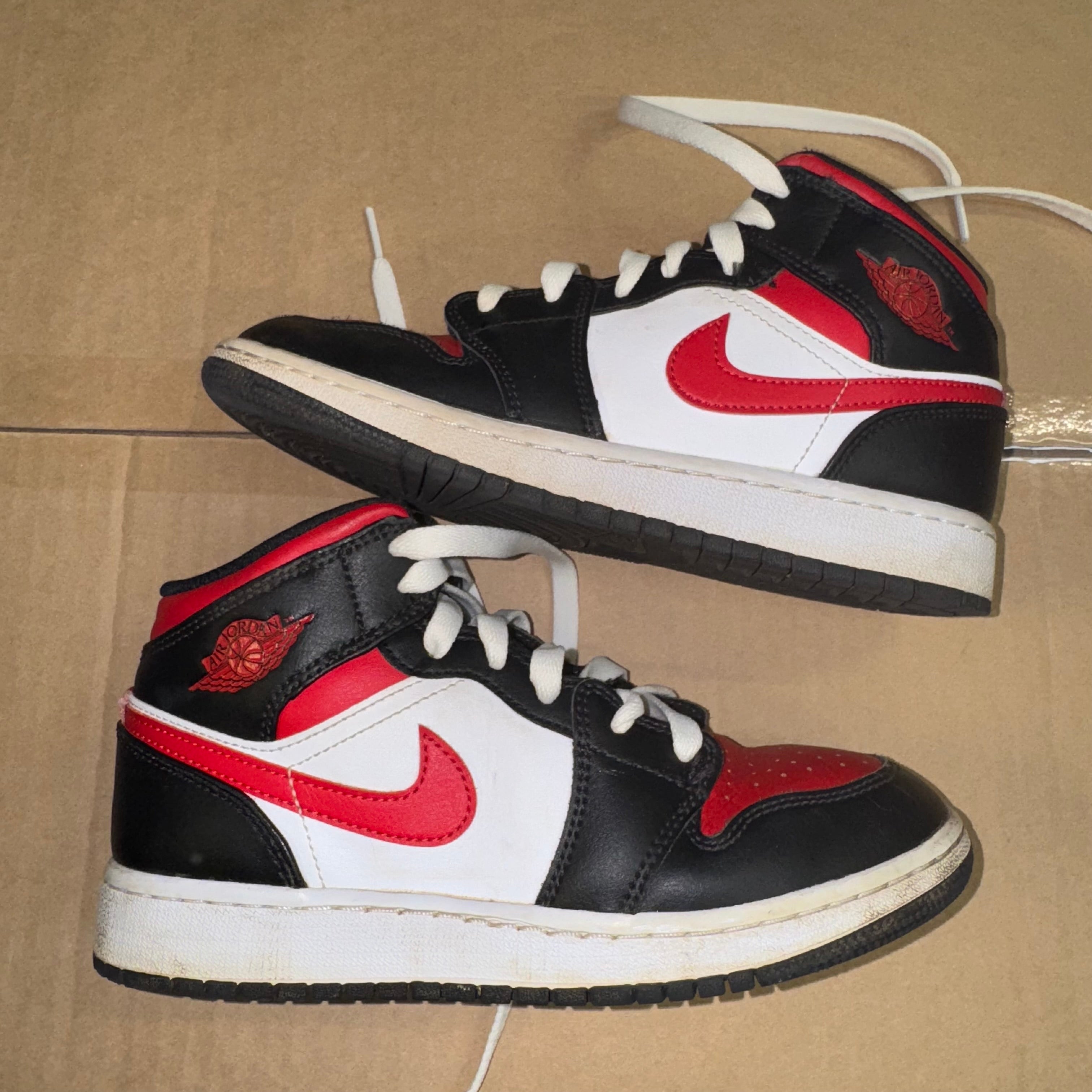 Size 4y Air Jordan 1 Mid "Black Fire Red" - NB