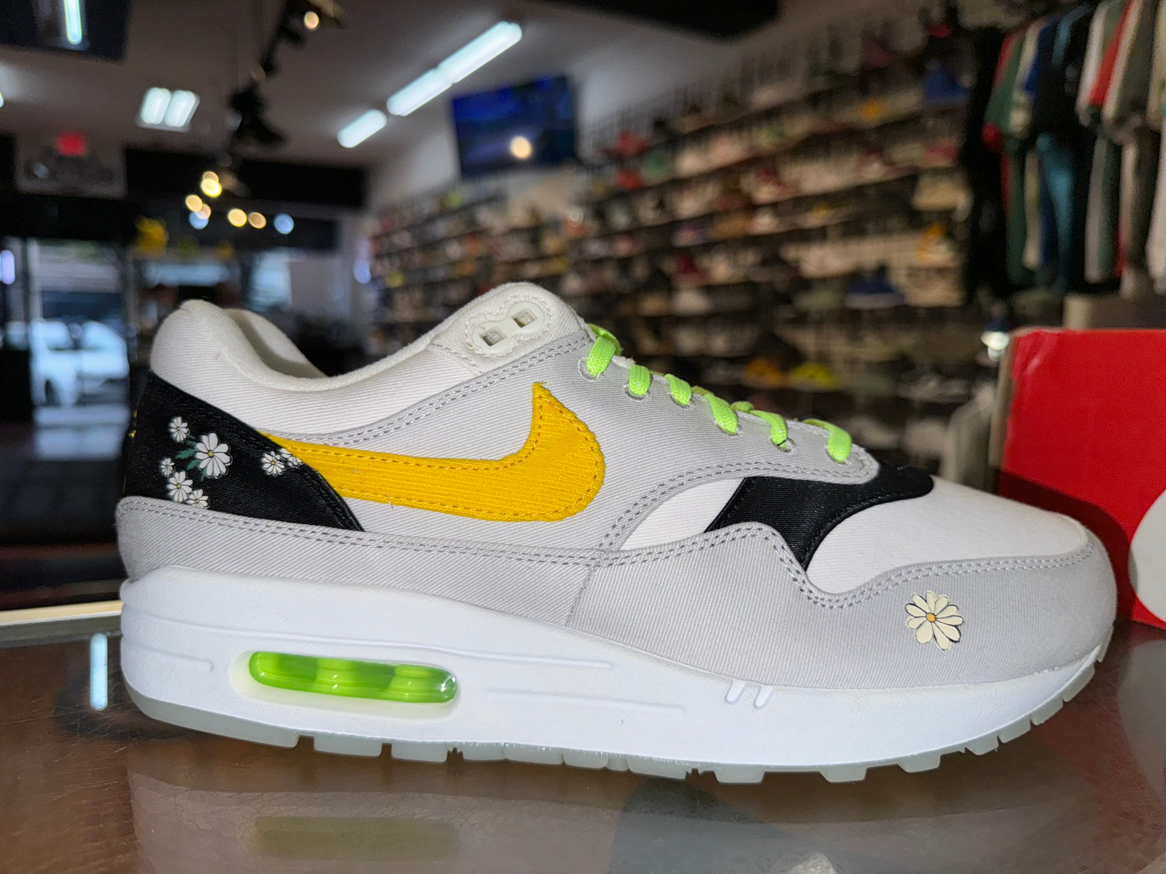 Size 8.5 Air Max 1 "Daisy" Brand New