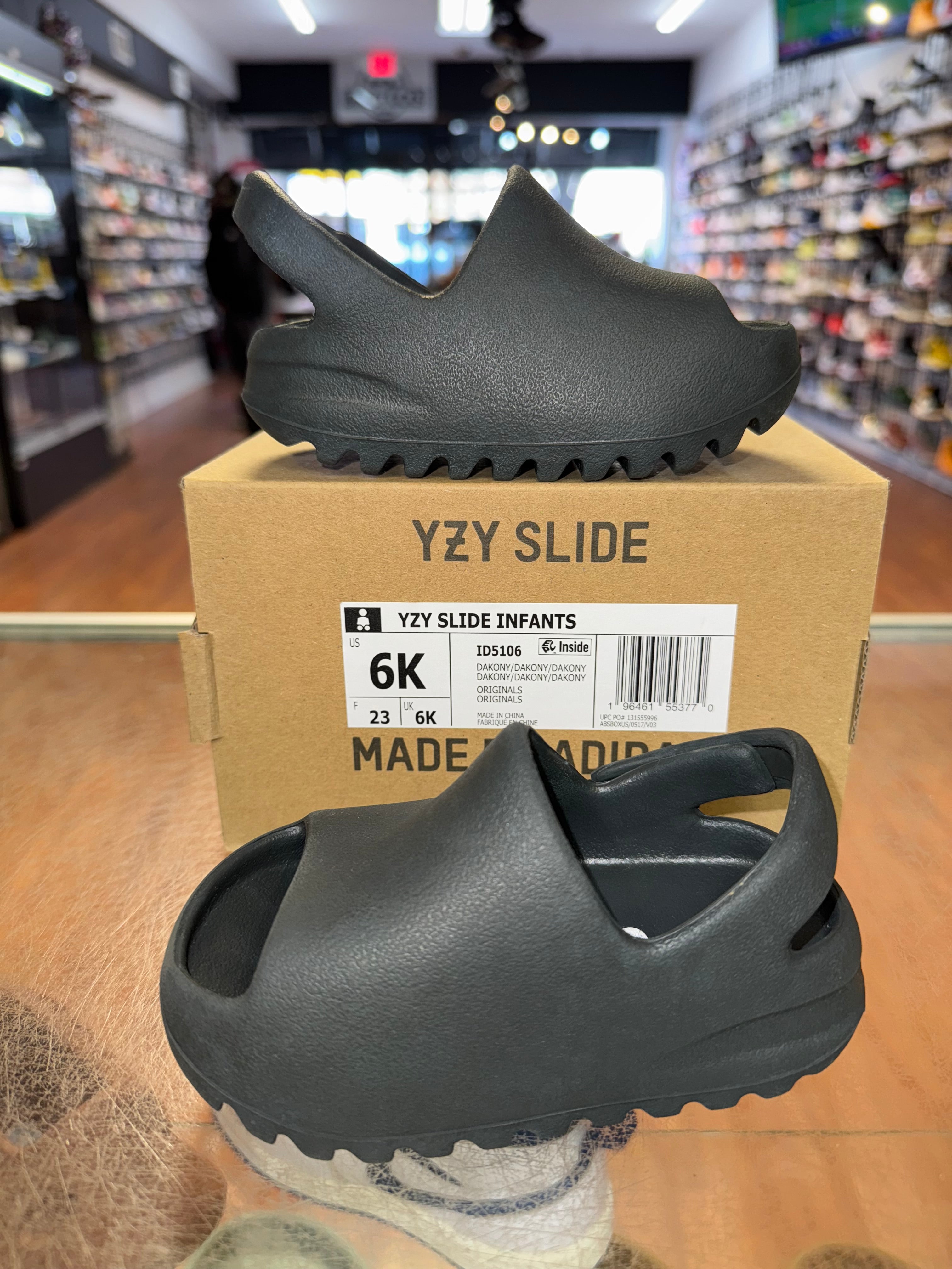 Size 6k Adidas Yeezy Slide “Dark Onyx” (TD)